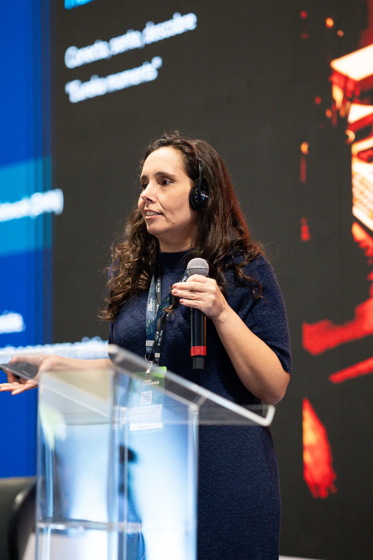 Palestrante apresentando em púlpito no AI Brasil Experience