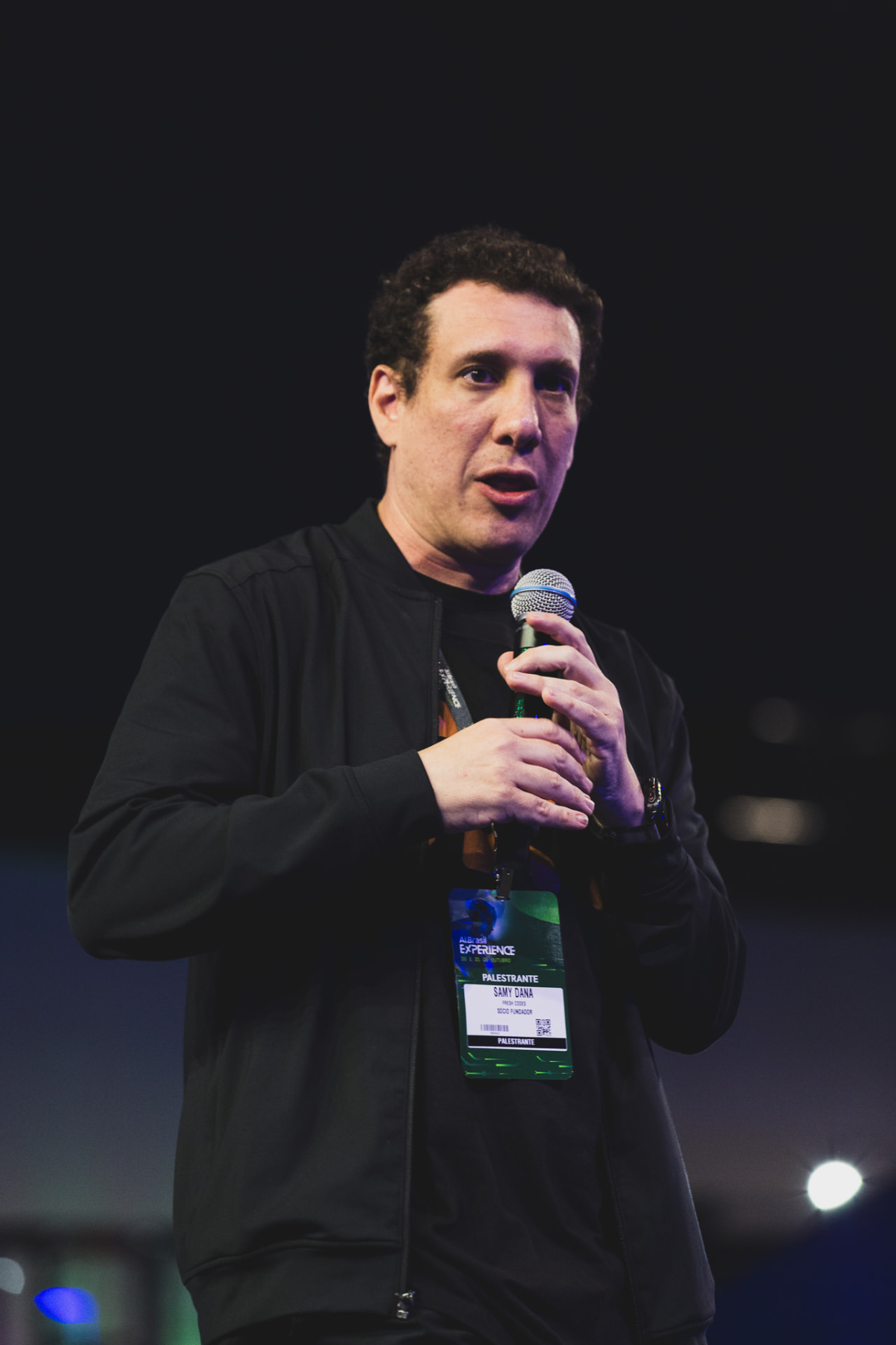 Palestrante falando ao microfone no AI Brasil Experience