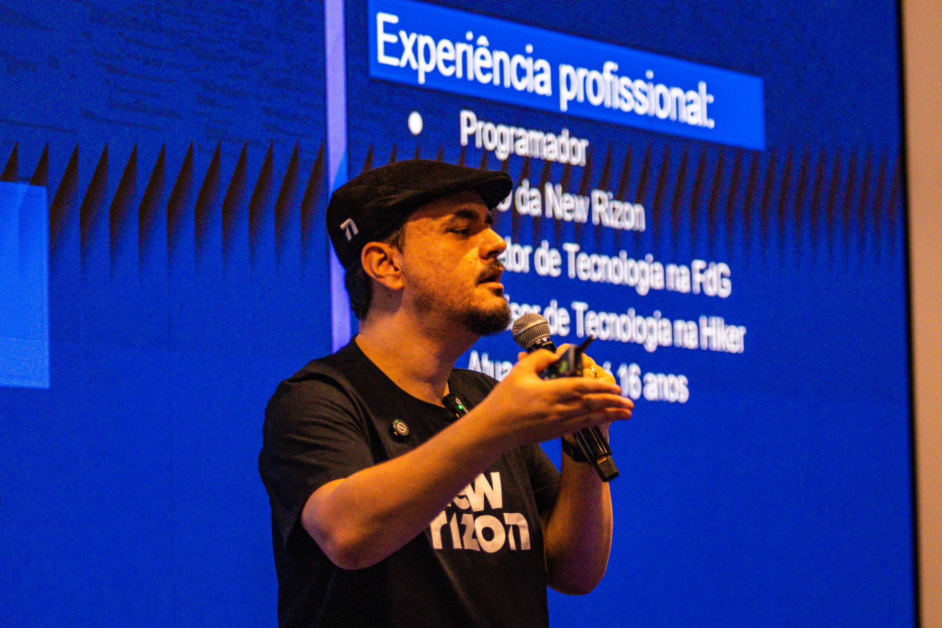 Palestrante durante apresentação no palco do AI Brasil Experience