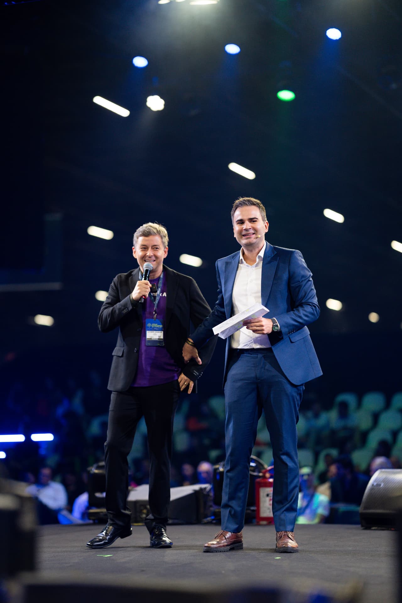Dois apresentadores no palco principal do AI Brasil Experience